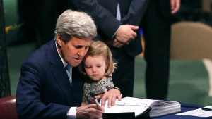 ofreció John Kerry al acudir a la firma con su nieta